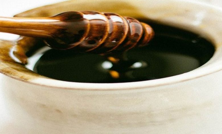فوائد العسل الاسود على الريق